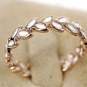 Elegant Gold Leaf Design Women's Ring